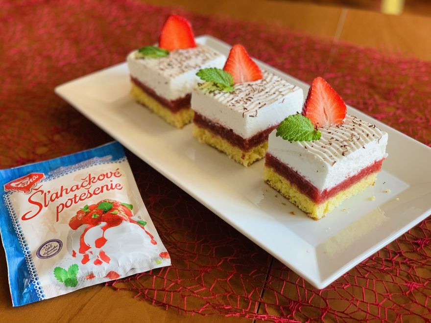 Jahodový koláč se šlehačkou