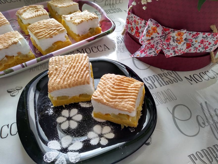 Glutenfreier Rhabarberkuchen mit Schnee