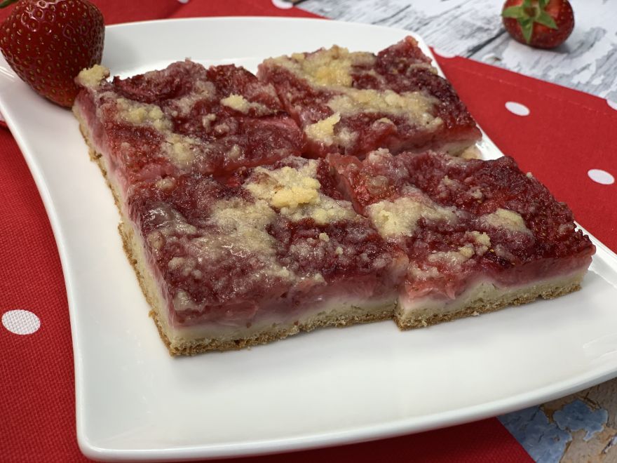 Gluten-free sourdough strawberry cake with crumble