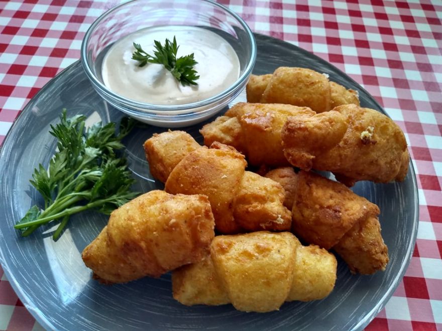 Gluténmentes burgonya tekercs reszelt sajttal töltve