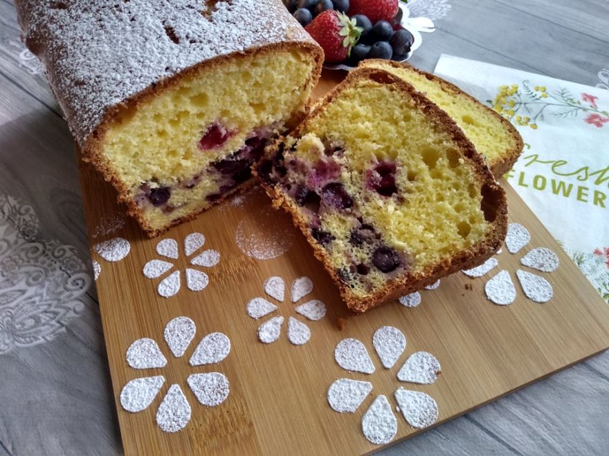 Glutenfreier Blaubeerkuchen, gebacken in Form eines Bischofssandwichs
