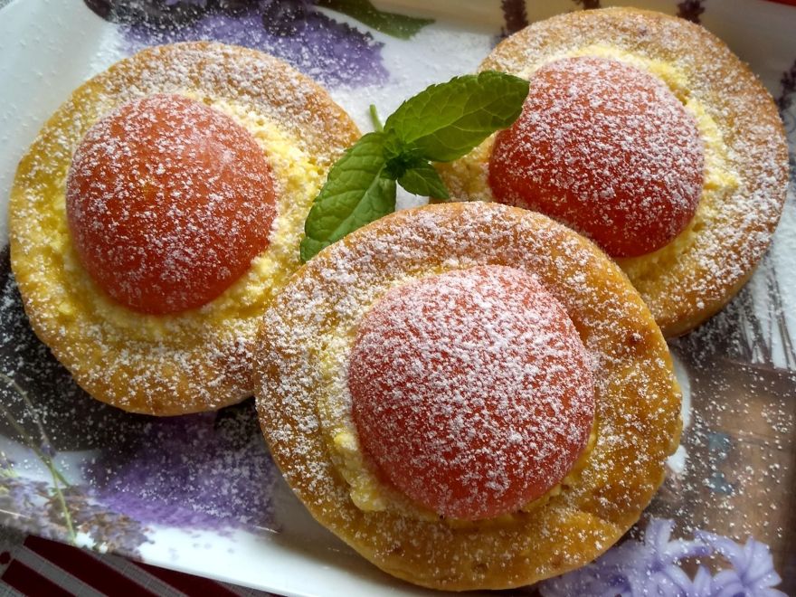 Sourdough gluten-free cheesecakes with apricots
