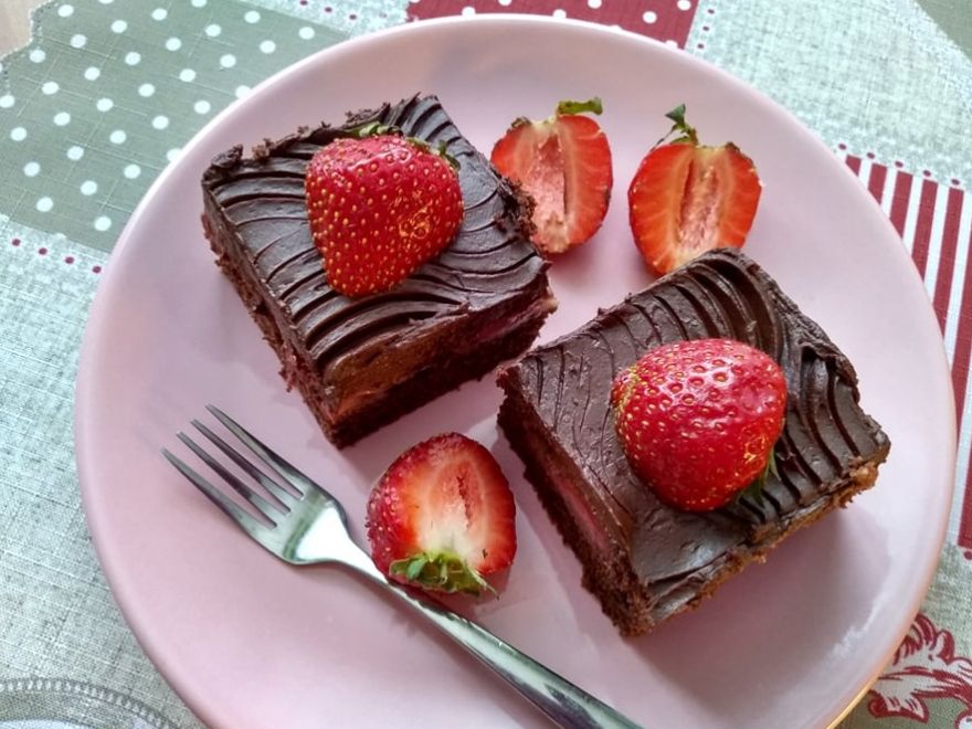 Gluténmentes mega csokitorta eperrel