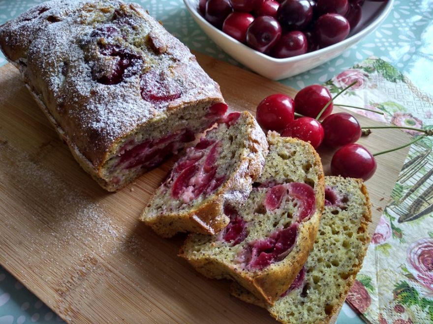 Glutenfreies süßes Brot mit Mohn und Kirschen