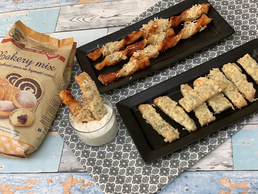 Bezlepková pizza štangle s domácím česnekovým dresinkem