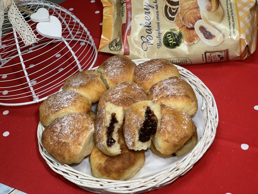 Gluténmentes cseh zsemle szilvalekvárral