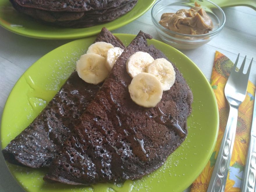 Bezlepkové čokoládové palačinky s arašídovým máslem a banány