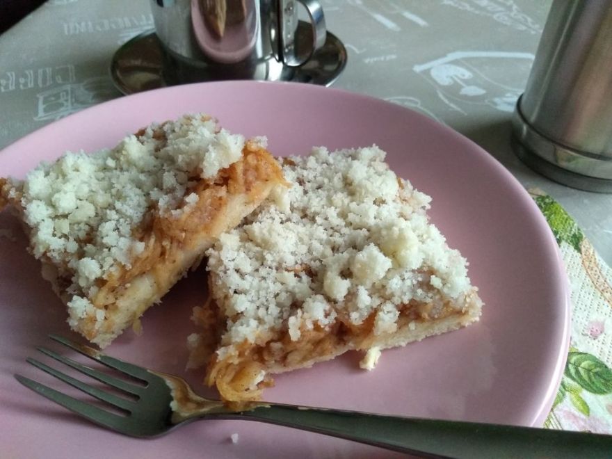 Bezlepkový jablečný koláč s drobenkou