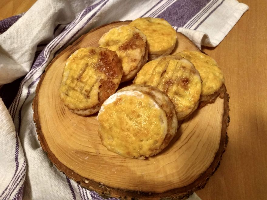 Gluten-free crackers with wine