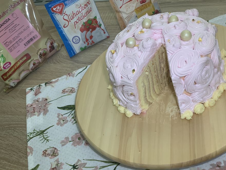 Dort s vanilkovým krémem a jahodovou šlehačkou