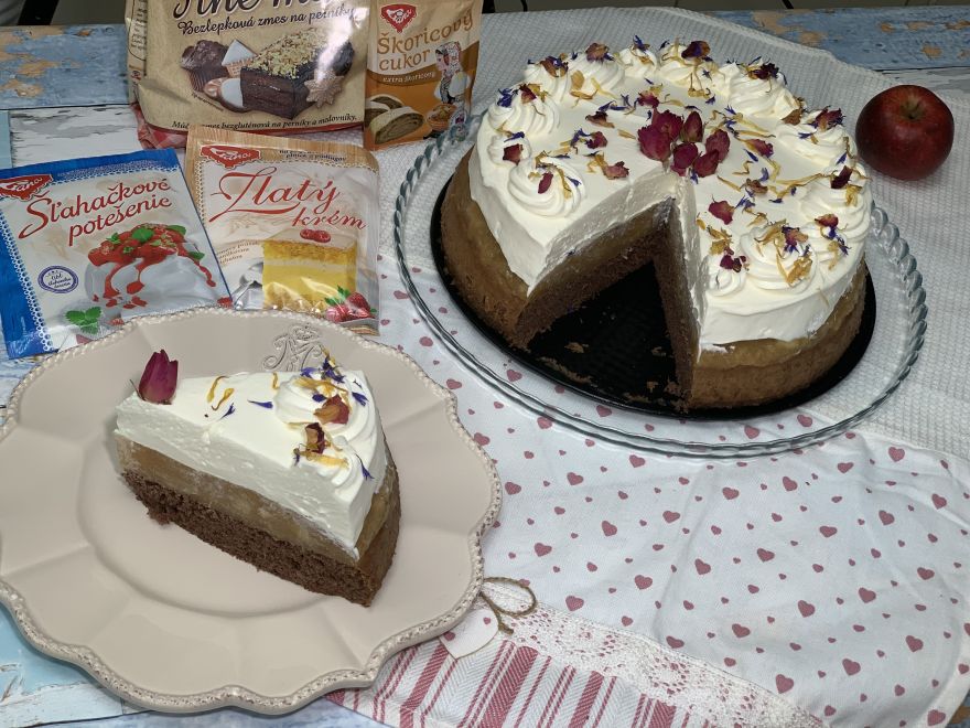 Bezglutenowe ciasto piernikowe z jabłkami i bitą śmietaną mascarpone