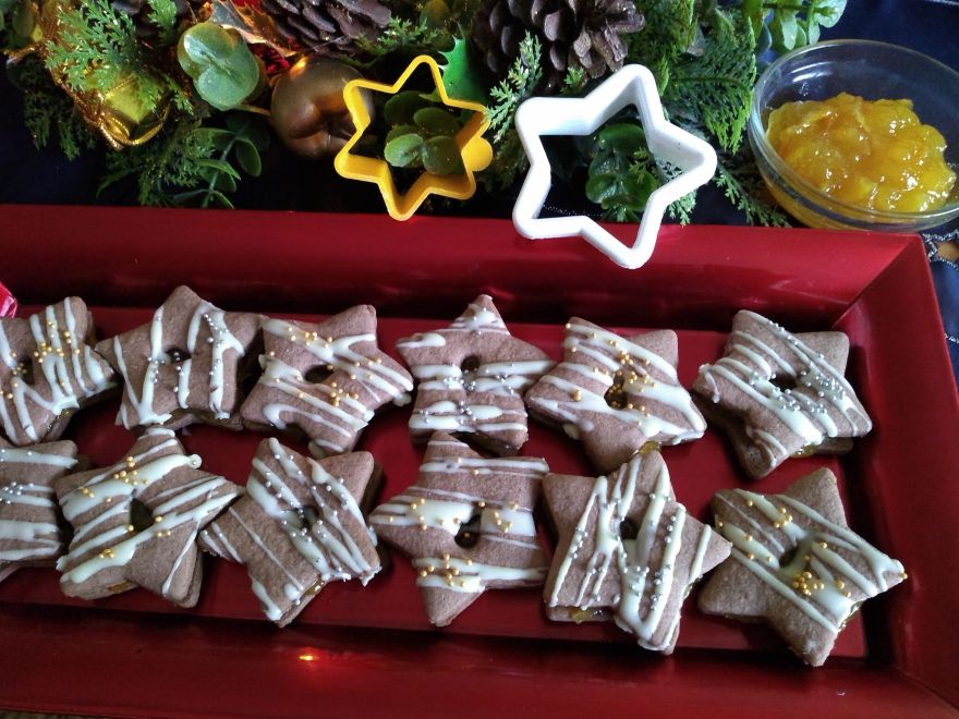 Gluten-free cocoa stars with orange jam