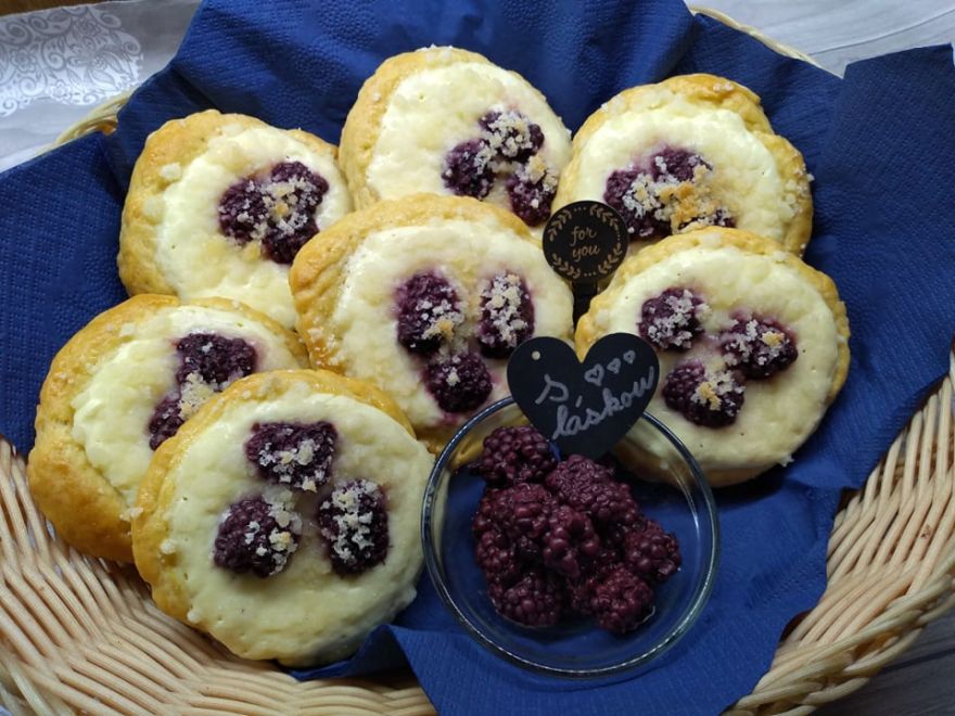 Bezlepkové tvarohové koláče s černicami