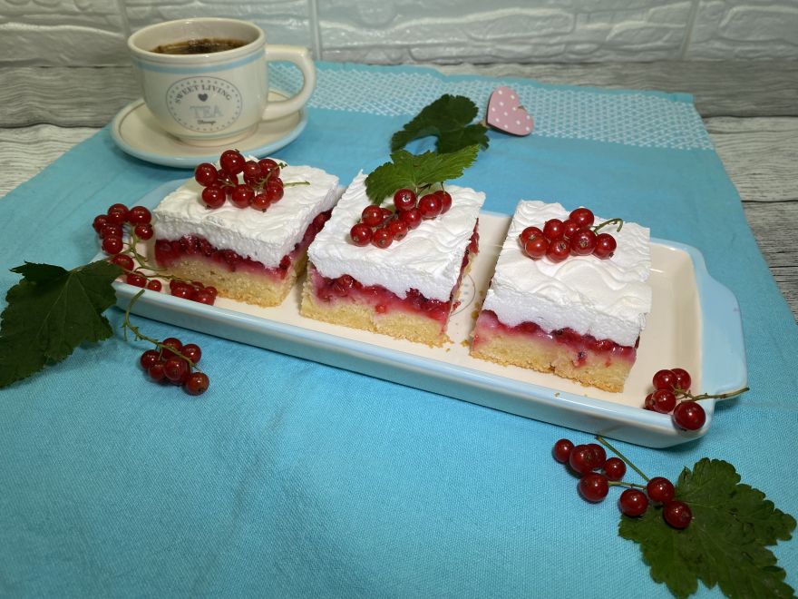 Gluten-free currant cake with snow