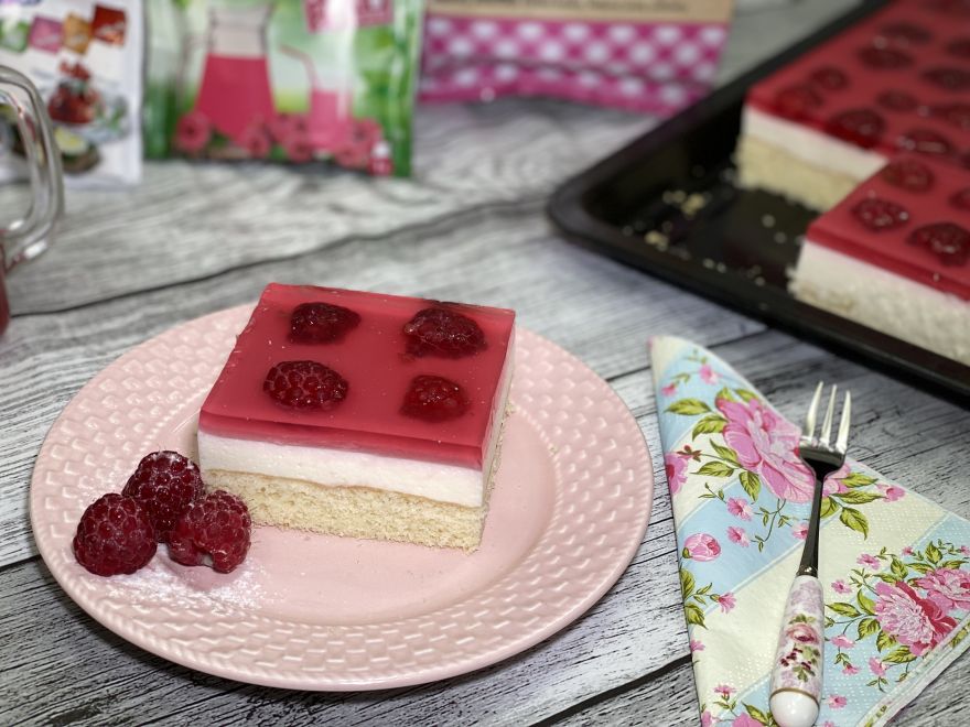 Gluten-free raspberry-cream dessert with gelatin