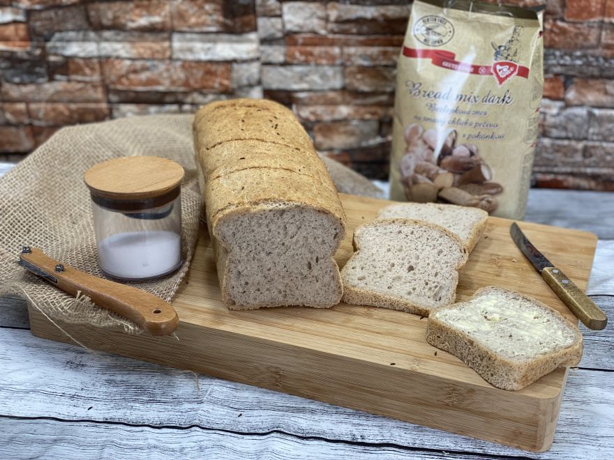 Rychlý tmavý chléb bez lepku - pečený ve formě