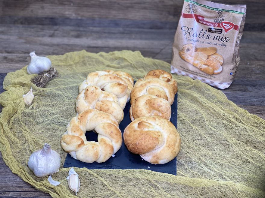 Bezlepkové česnekové uzly a věnce