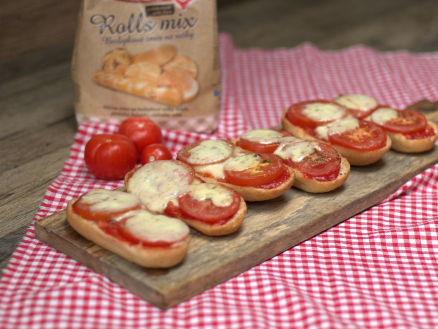 Bezlepkové zapekané bagetky s paradajkami a mozzarellou