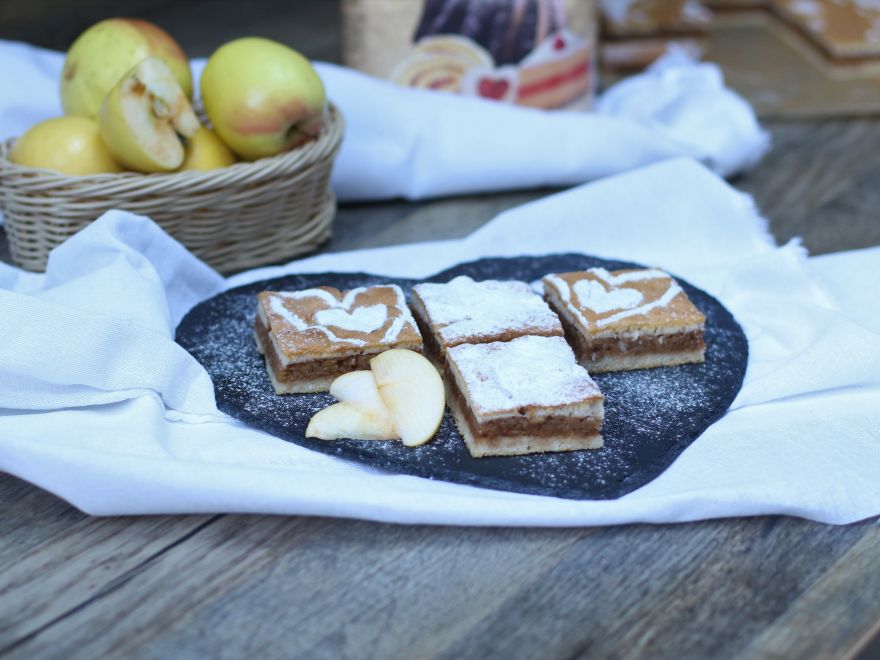 Super quick gluten-free sponge cake with apples