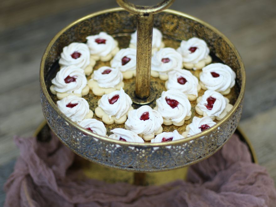 Gluten-free line cake with nut foam