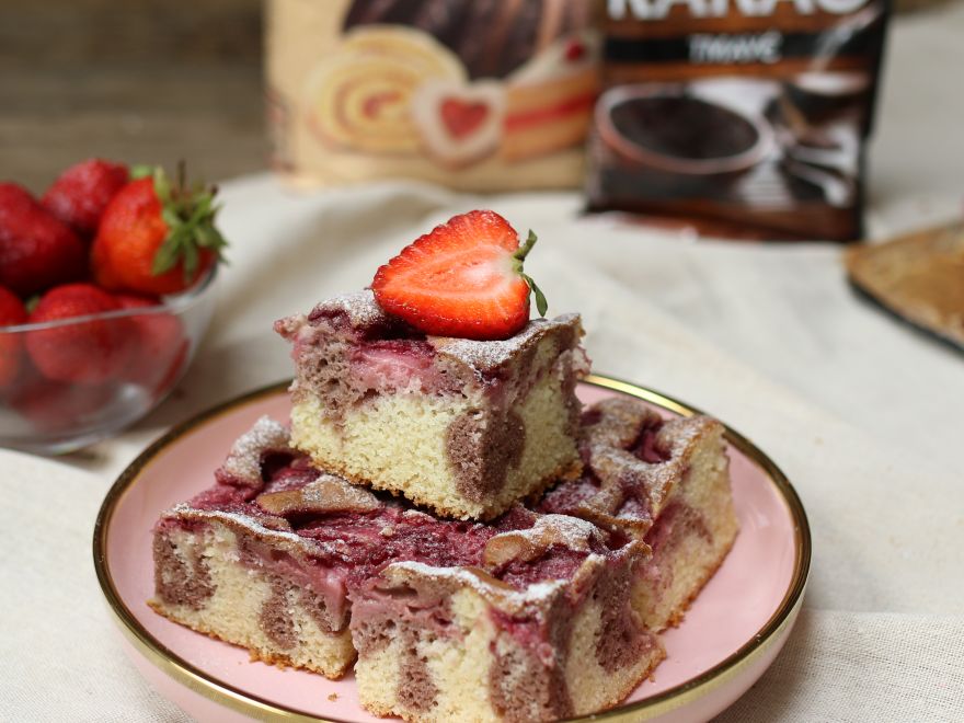 Gluten-free two-color bubble wrap with strawberries