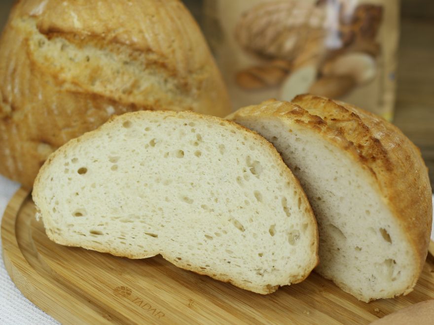 Glutenfreies helles Brot mit knuspriger Kruste