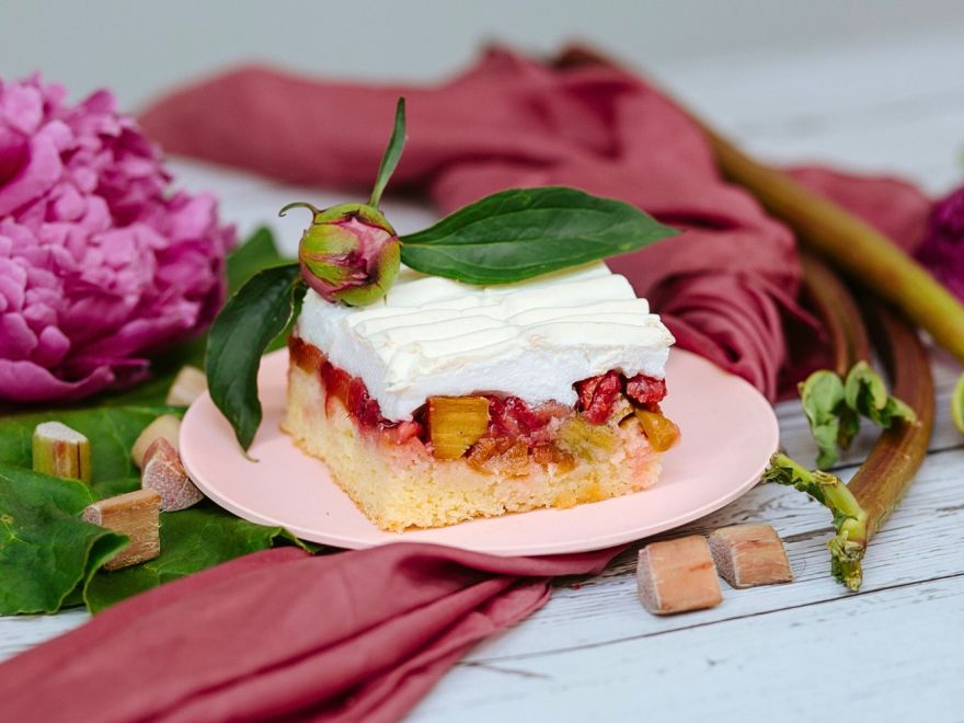 Gluten-free rhubarb-strawberry cake