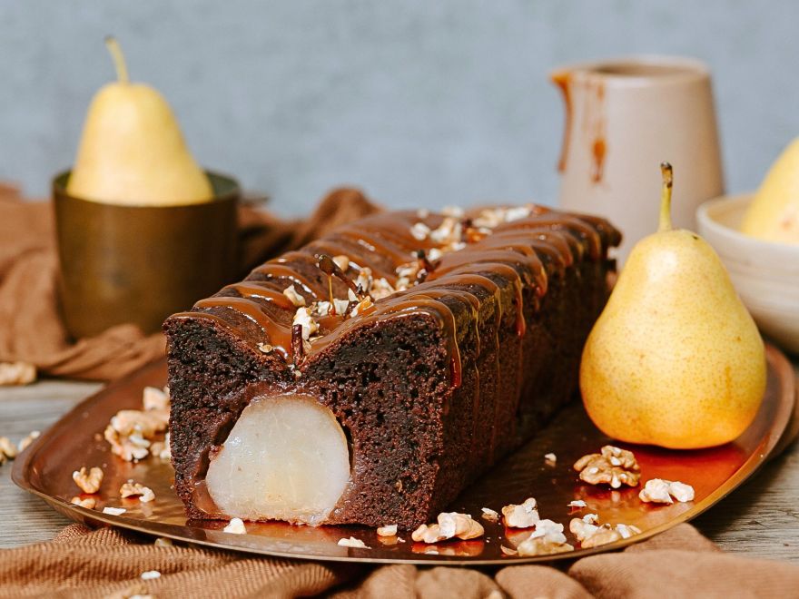 Gluten-free gingerbread with pears topped with caramel