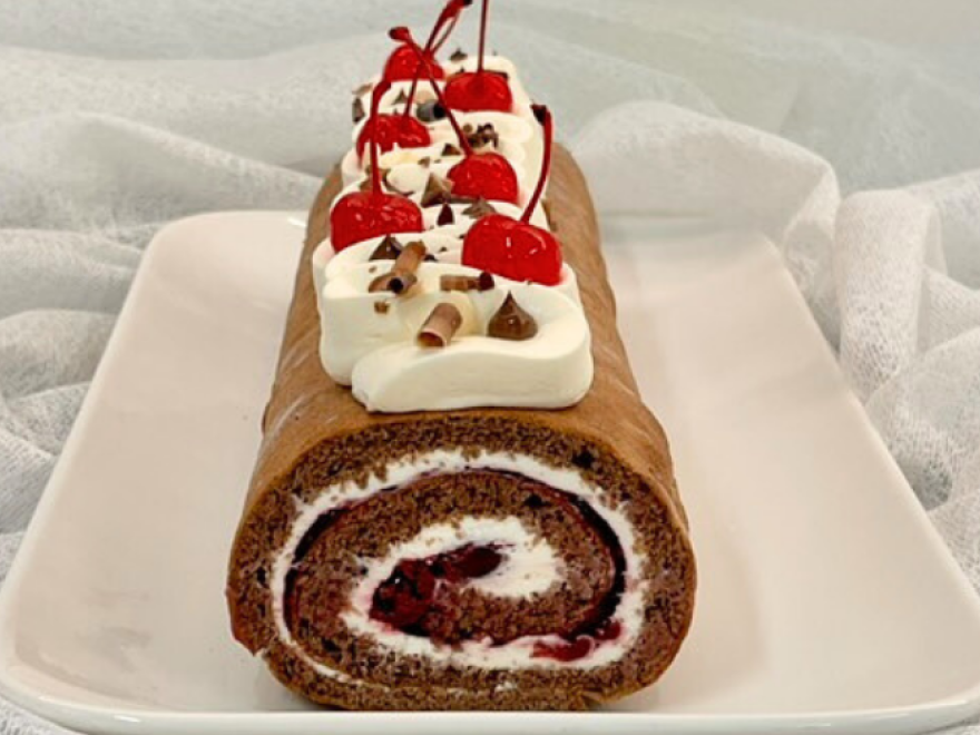 Bezlepková perníková Schwarzwald roláda s višňami