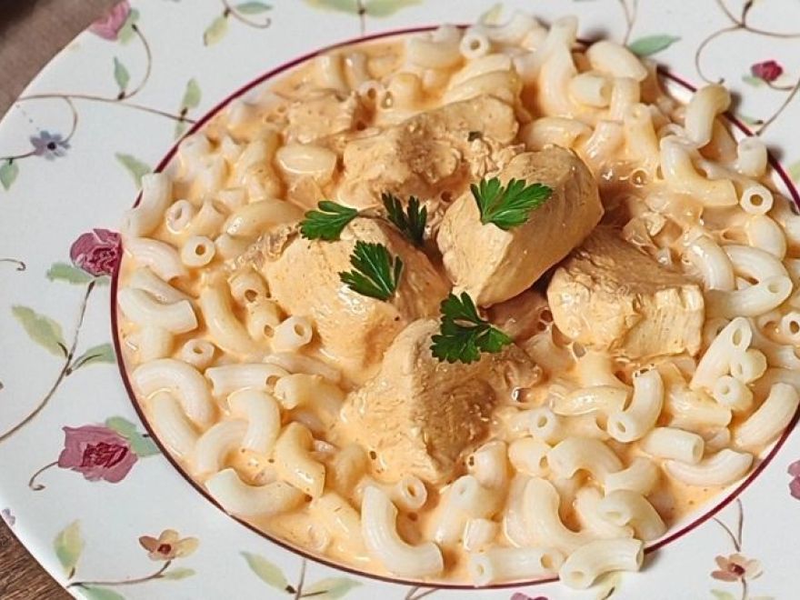 Kurací paprikáš s bezlepkovými kolienkami Liana