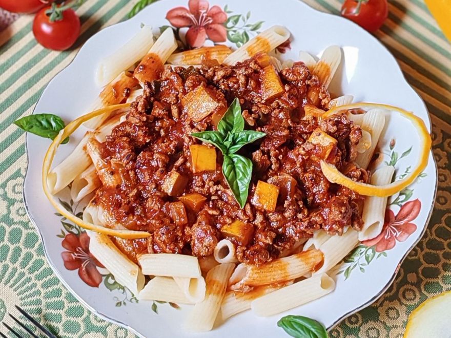 Bezlepkové penne s cuketou a omáčkou bolognese