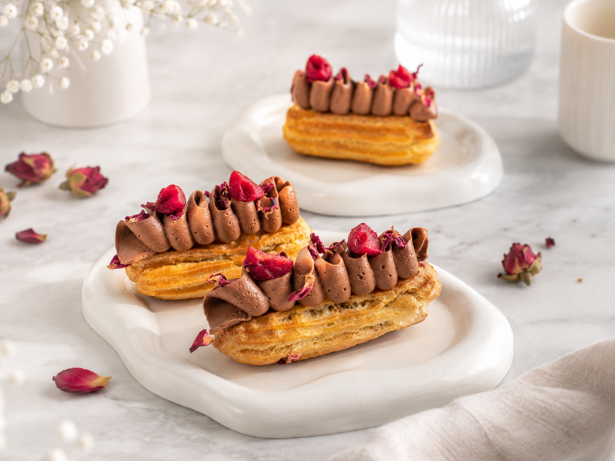 Bezlepkové čokoládové eclairky s višňovým džemem a ganache
