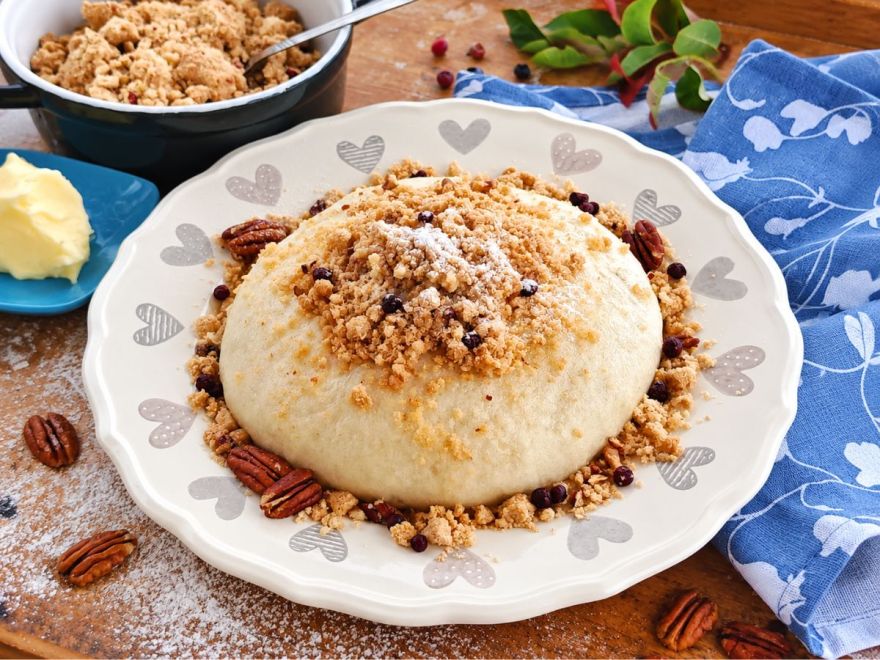 Glutenfreies, gedämpftes Maxi-Brötchen mit Blaubeeren und knusprigen Streuseln