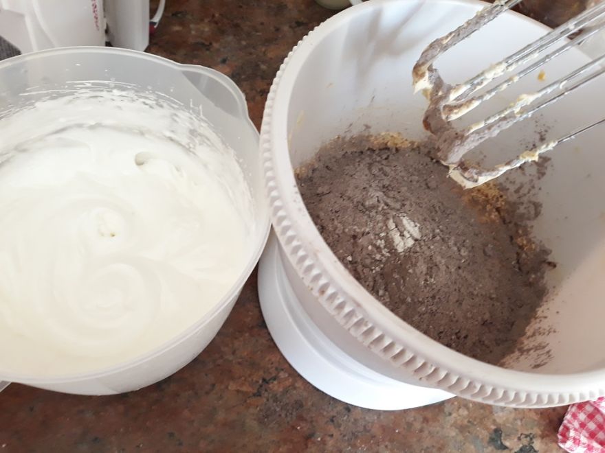 Bezlepkové čokoládové kocky s kúskami jahôd