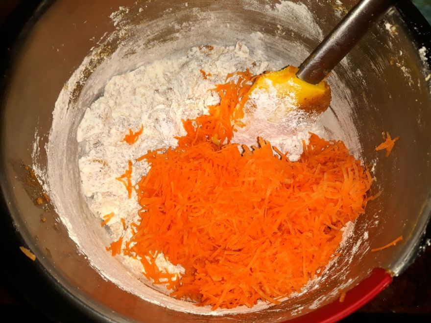 Bezlepkový ořechově - mrkvový koláč