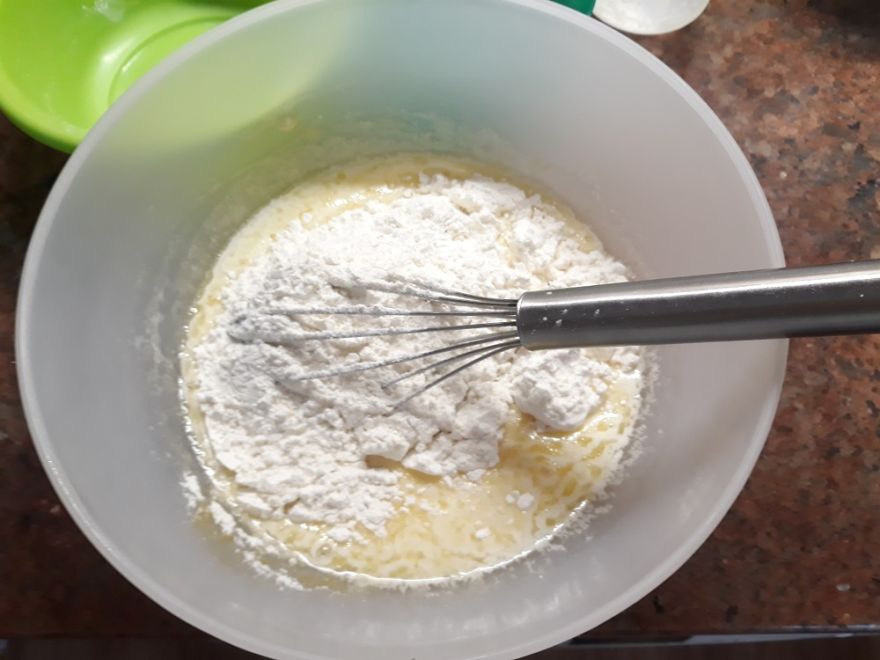 Bezlepkový švestkový hrníčkový koláč