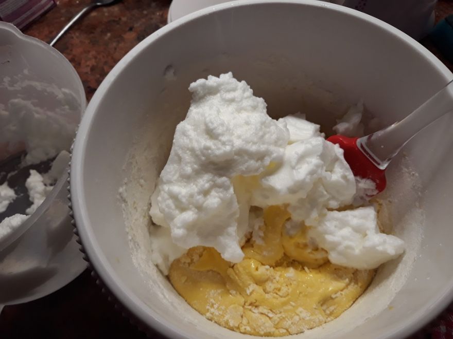 Bezlepkové jahodové řezy se šlehačkou