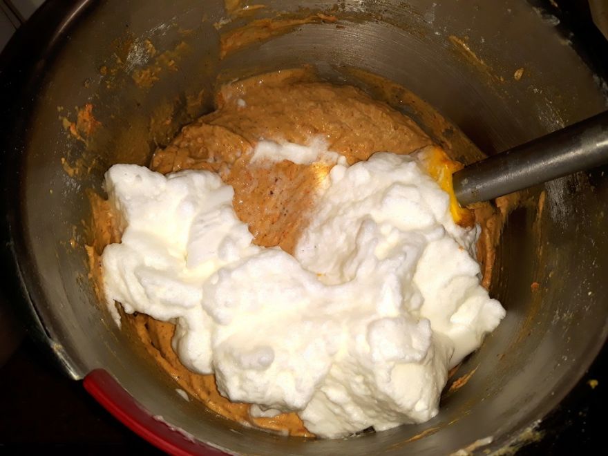 Bezlepkový ořechově - mrkvový koláč