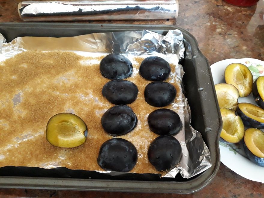 Bezlepkový obrácený švestkový koláč