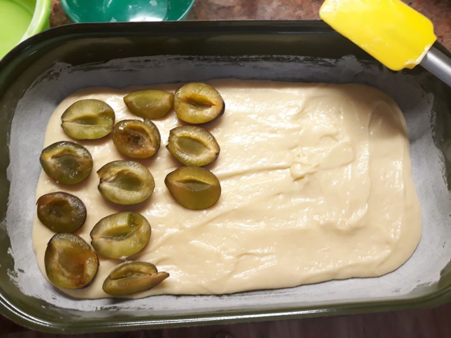 Bezlepkový švestkový hrníčkový koláč