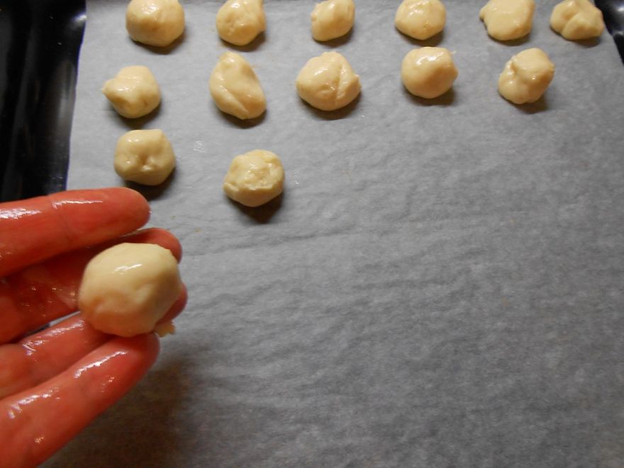 Gluten-free toast with poppy seeds, cottage cheese or cabbage