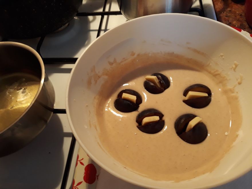 Švestky v bezlepkovém skořicovém těstě