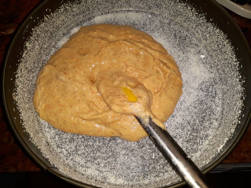 Bezlepkový ořechově - mrkvový koláč