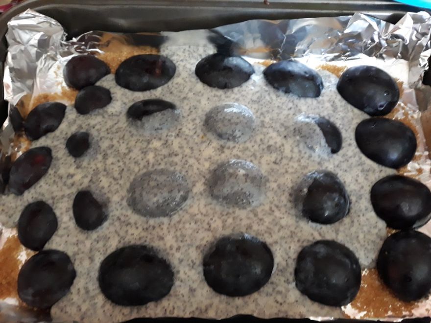 Bezlepkový obrácený švestkový koláč