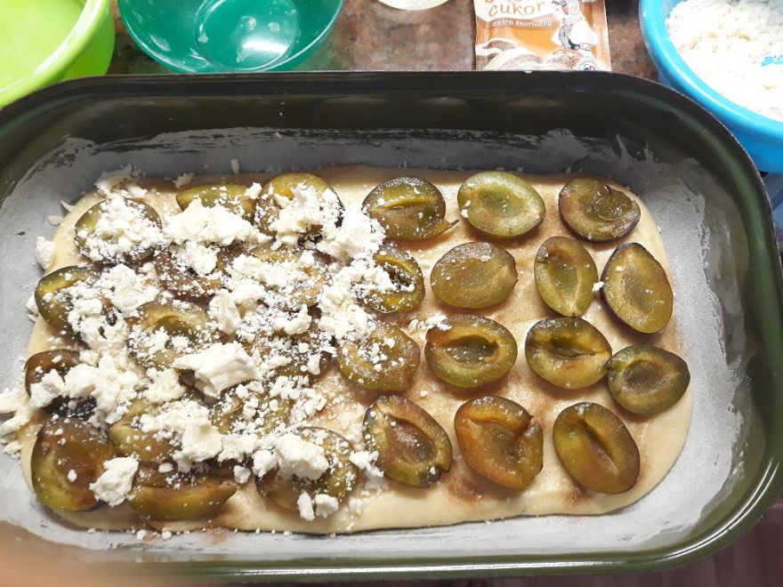 Bezlepkový švestkový hrníčkový koláč