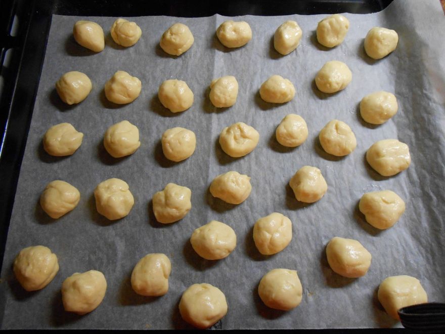 Gluten-free toast with poppy seeds, cottage cheese or cabbage