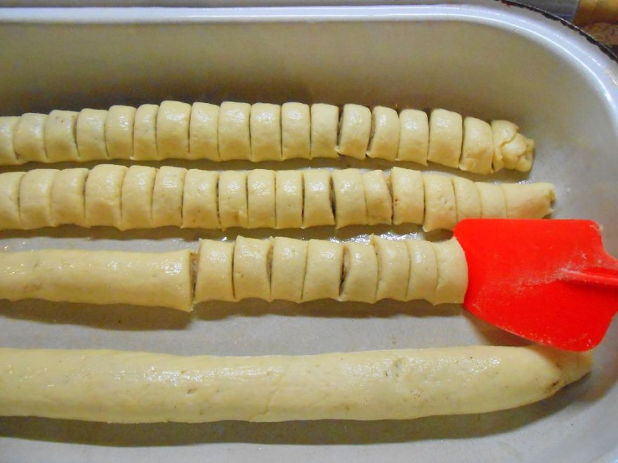 Gluten-free ducat buns with cinnamon sugar