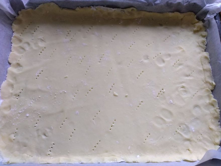 Gluten-free apple pie with cherries