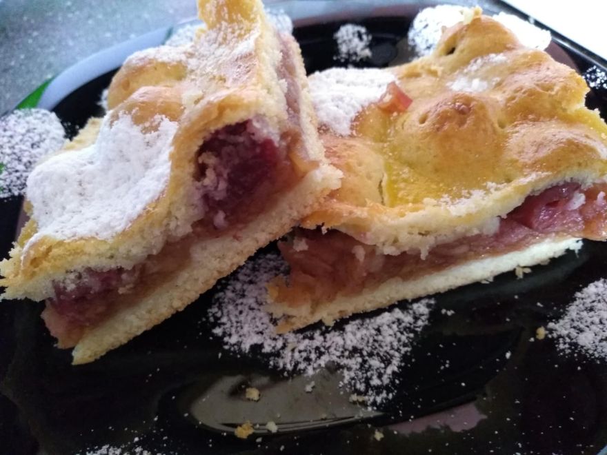 Gluten-free apple pie with cherries