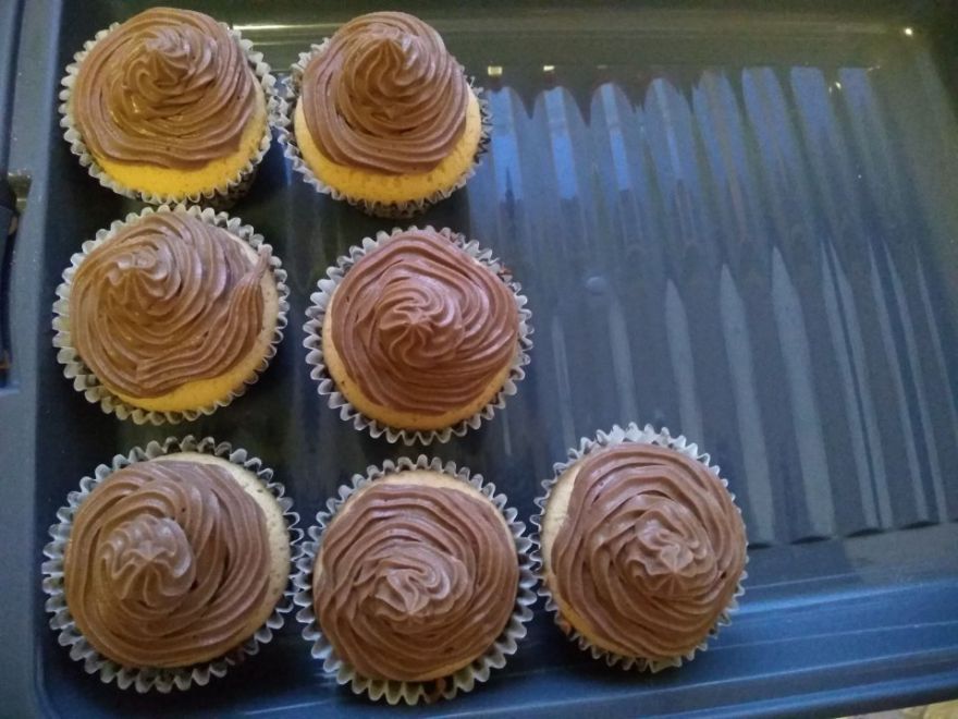 Gluténmentes cupcake csokikrémmel és gyümölccsel